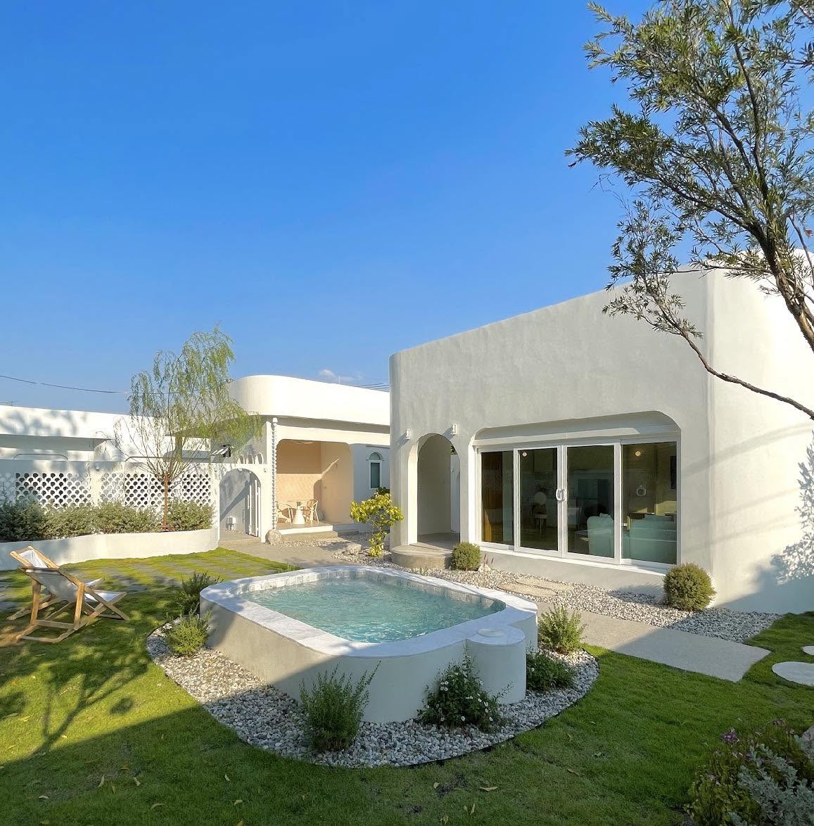 ตัวบ้าน Villa B และสระส่วนตัวในสวน